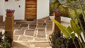 Un edificio con un letrero que dice "Luxury Suite" y una puerta de madera.