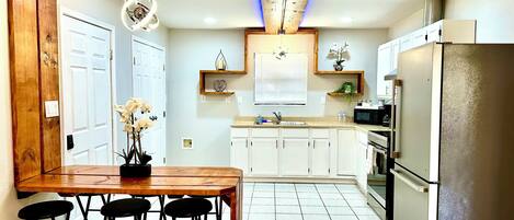 Frigorifero, microonde, forno, piano cottura