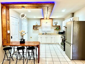 Fridge, microwave, oven, stovetop - Traveler Stay PLUS- Eagle Pass (Eagle Pass)