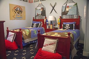 4 bedrooms, iron/ironing board, WiFi, bed sheets - Stormy Point Village Resort - Cottage 4 Bedrooms 3 Bath (Branson)