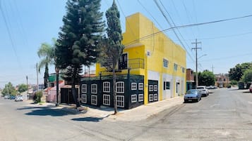 Vista frontal de la propiedad