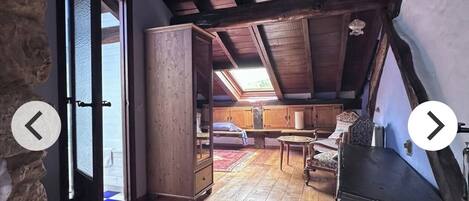 Individuell dekoriert, individuell eingerichtet, Schreibtisch