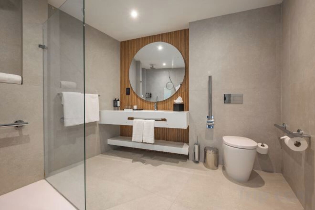 Rainfall showerhead, free toiletries, hair dryer, bathrobes