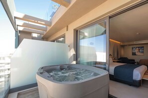 Suite Junior, 1 très grand lit, non-fumeurs, balcon | Articles gratuits dans le mini-bar, coffres-forts dans les chambres