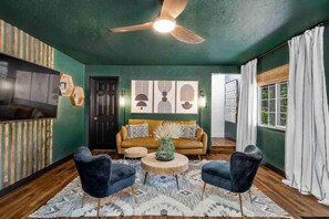 スマートテレビ、暖炉、DVD プレーヤー、ビデオライブラリ