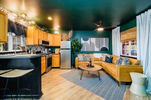 Smart TV - Compass SOUTH! A Boho Bungalow • Fast Wi-Fi • A/C (Mi-Wuk Village)