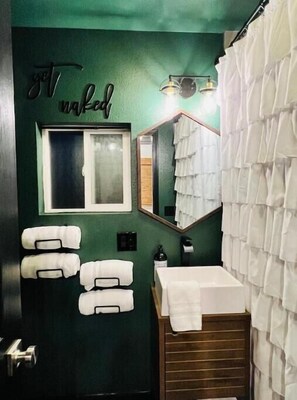 Hair dryer, towels, soap, shampoo - Compass SOUTH! A Boho Bungalow • Fast Wi-Fi • A/C (Mi-Wuk Village)