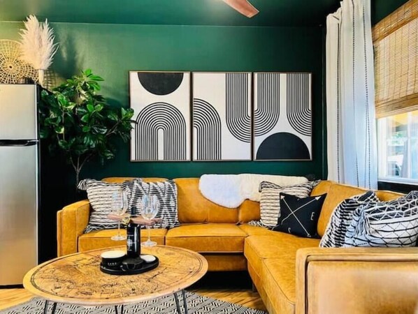 Smart TV - Compass SOUTH! A Boho Bungalow • Fast Wi-Fi • A/C (Mi-Wuk Village)