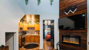 Une cuisine moderne avec des meubles en bois, un îlot central et une cheminée.