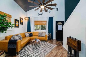 Smart TV, fireplace - Compass WEST! A Boho Bungalow • Fast Wi-Fi • A/C (Mi-Wuk Village)