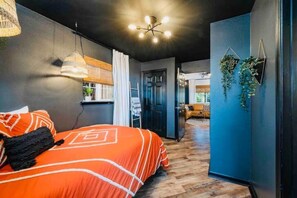 2 bedrooms, iron/ironing board, travel cot, free WiFi - Compass WEST! A Boho Bungalow • Fast Wi-Fi • A/C (Mi-Wuk Village)