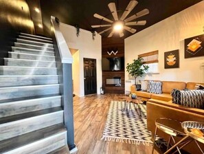 Una Smart TV, una chimenea
