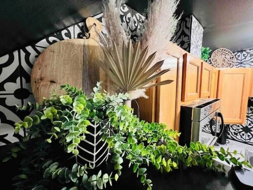 Compass WEST! A Boho Bungalow • Fast Wi-Fi • A/C