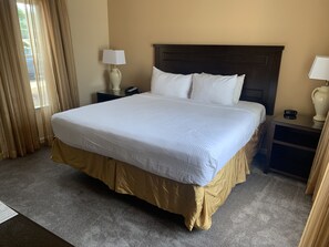 4 bedrooms, in-room safe, iron/ironing board, WiFi - Enjoy Williamsburg from your modern 4BR/4BA at Greensprings Resort. Great value. (Williamsburg)