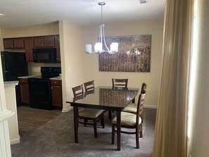 Dining - Enjoy Williamsburg from your modern 4BR/4BA at Greensprings Resort. Great value. (Williamsburg)