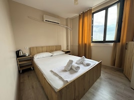 Premium bedding, desk, iron/ironing board, free WiFi