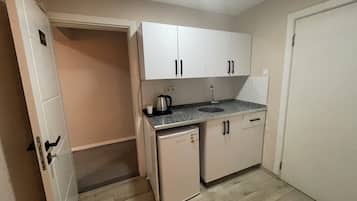 Comfort Twin Room | Private kitchen | Mini-fridge, oven, stovetop, dishwasher