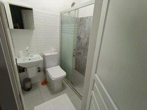 Shower, hair dryer, slippers, towels -  Avio Hotel (Diyarbakir)
