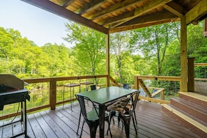 Outdoor dining - The Riverside Cabin! (Blue Ridge)