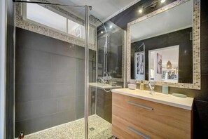 Douche, sèche-cheveux, serviettes fournies, savon