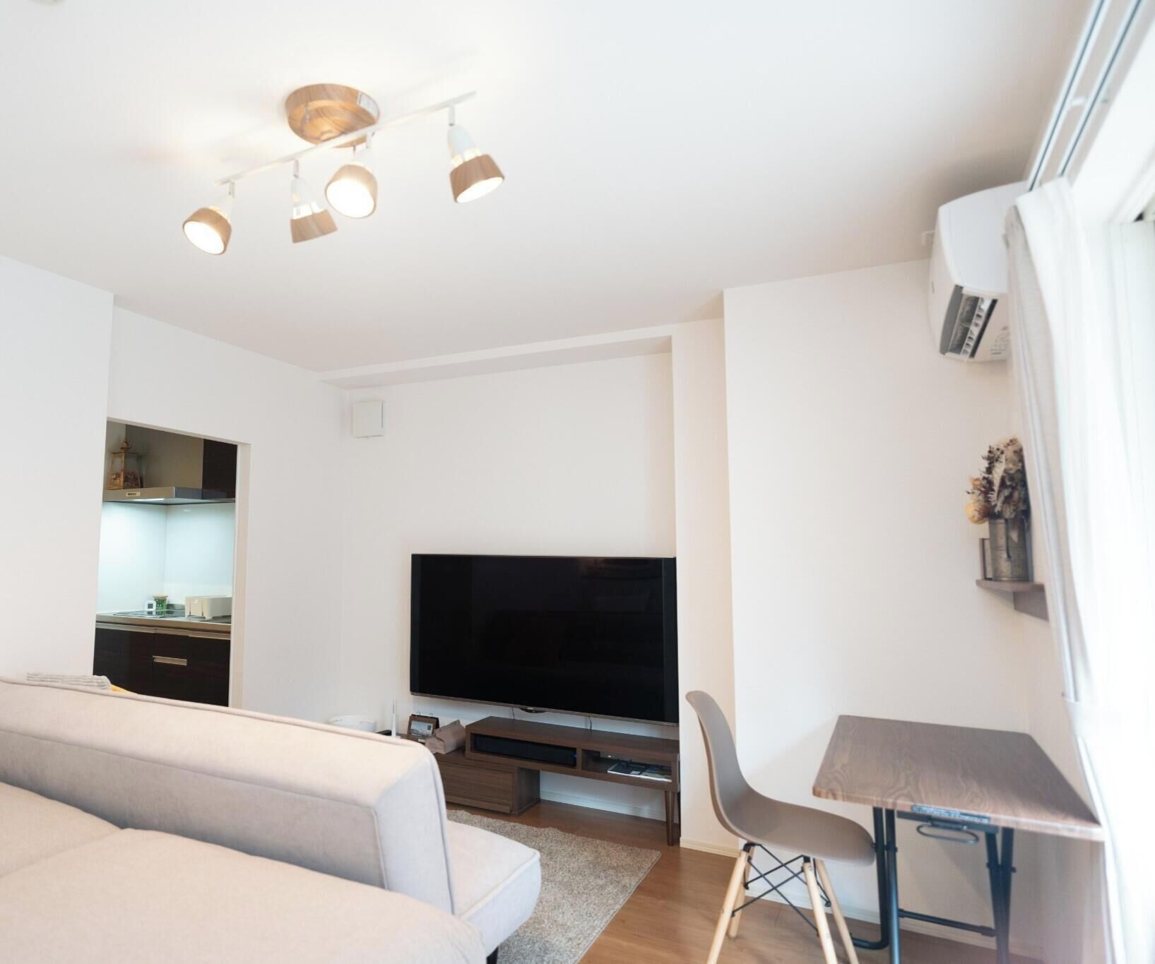 Escritorio, tabla de planchar con plancha, wifi gratis y ropa de cama 