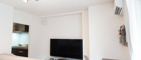 Escritorio, tabla de planchar con plancha, wifi gratis y ropa de cama