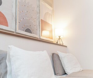 Escritorio, tabla de planchar con plancha, wifi gratis y ropa de cama 