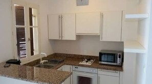 Micro-ondes, four, plaque de cuisson