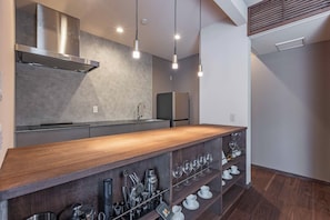 Kjøleskap, mikrobølgeovn, kokeplater og kjøkkenutstyr