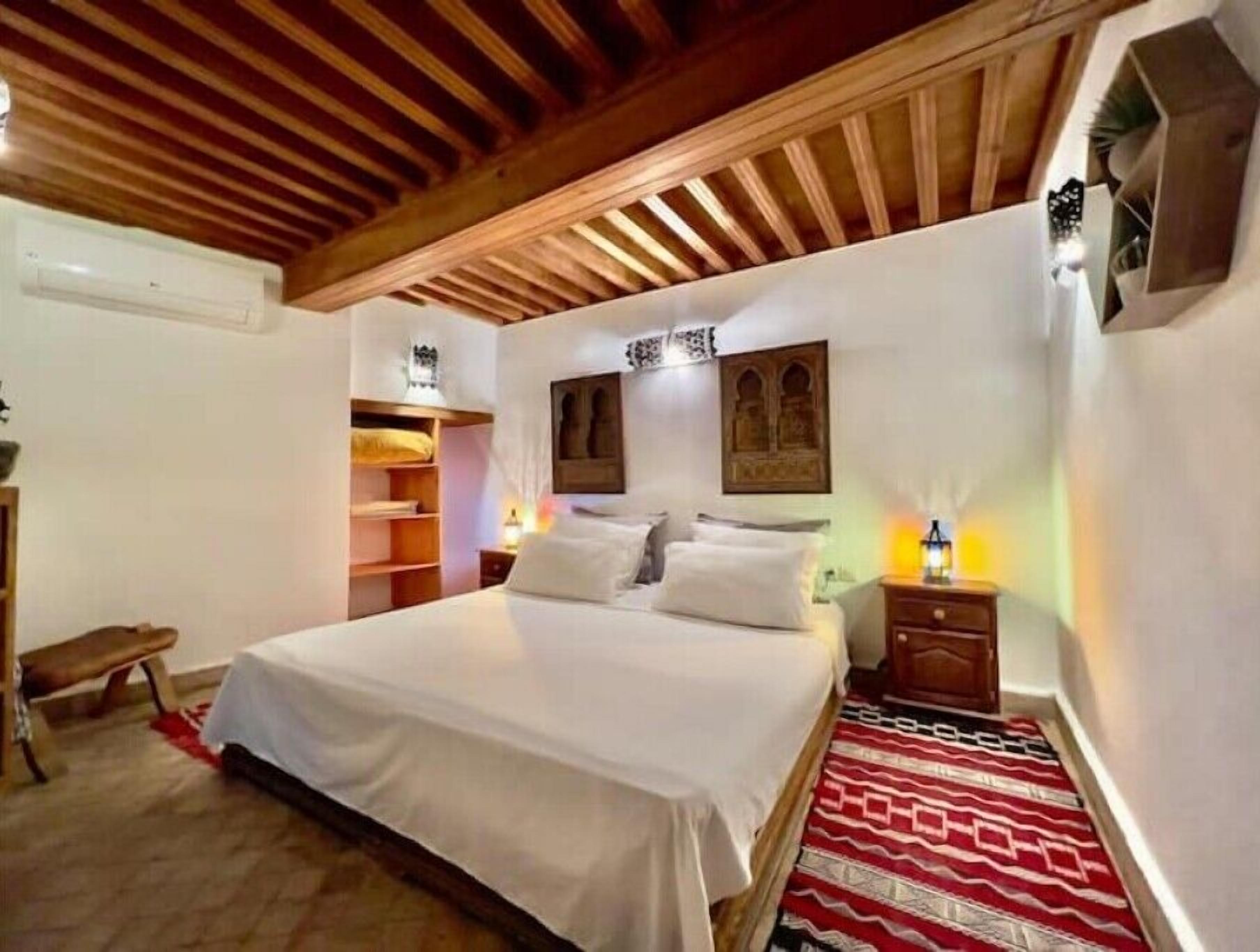 3 makuuhuonetta, tallelokero huoneessa, työpöytä, silitysrauta/-lauta