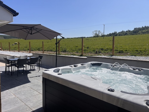 Woodlane 3 bed cottage with private Hottub , full fibre WiFi 