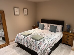 3 habitaciones, tabla de planchar con plancha, wifi y ropa de cama