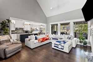 Living area - Luxury at Blackford (Lexington)