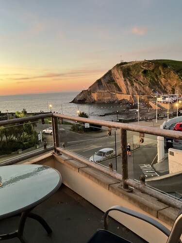 ILFRACOMBE - STUNNING SEASIDE 2 BED FIRST FLOOR APARTMENT WITH SEA FRONT VIEWS.