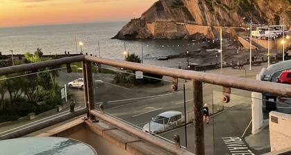 ILFRACOMBE - STUNNING SEASIDE 2 BED FIRST FLOOR APARTMENT WITH SEA FRONT VIEWS.