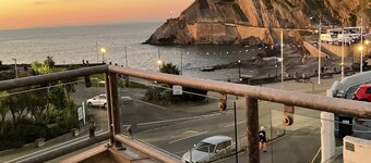 ILFRACOMBE - STUNNING SEASIDE 2 BED FIRST FLOOR APARTMENT WITH SEA FRONT VIEWS.