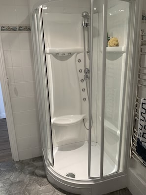 SĂšche-cheveux, serviettes fournies, savon, papier toilette
