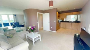 A modern apartment with a living room, a dining area, and a kitchen. - Captivating 1-bed Apartment in London (London)