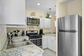 Fridge, microwave, oven, stovetop - Dreamers Getaway - Relaxing unit with large rooms, full kitchen, & fast Wi-Fi (Nassau)