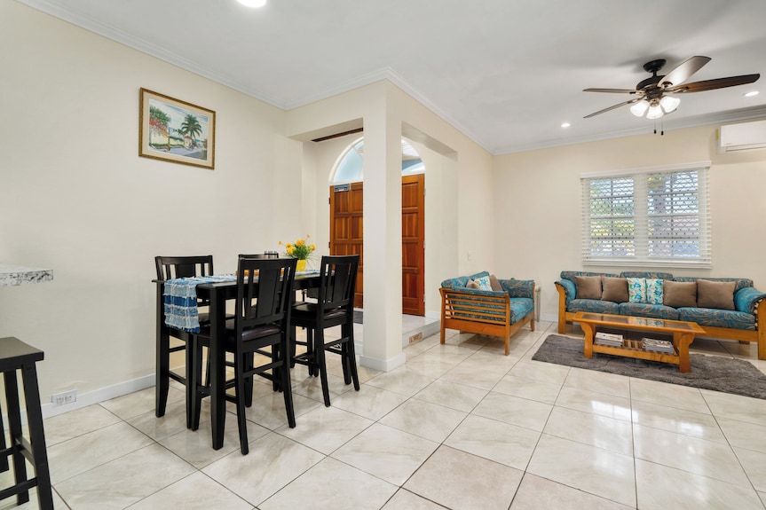 Dreamers Getaway - Relaxing Unit With Large Rooms, Full Kitchen, & Fast Wi-fi - 나사우
