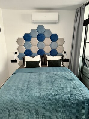 1 habitación, caja de seguridad en la habitación y escritorio