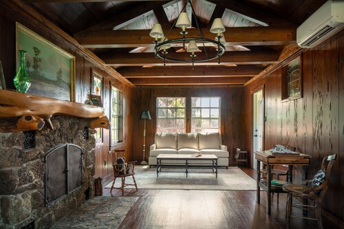 Cozy farm home 2 miles from Terra Nova and 14 miles from Lakewood Ranch.