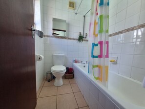 Een haardroger, handdoeken, zeep, shampoo