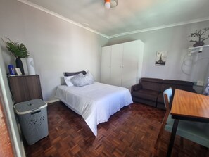 1 slaapkamer, een kluis op de kamer, een bureau