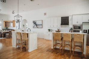 Kylskåp, mikrovågsugn, ugn och spishäll