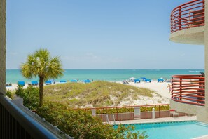 A heated pool - Newly Renovated Condo, Heated Pool overlooking Mad Beach (Madeira Beach)