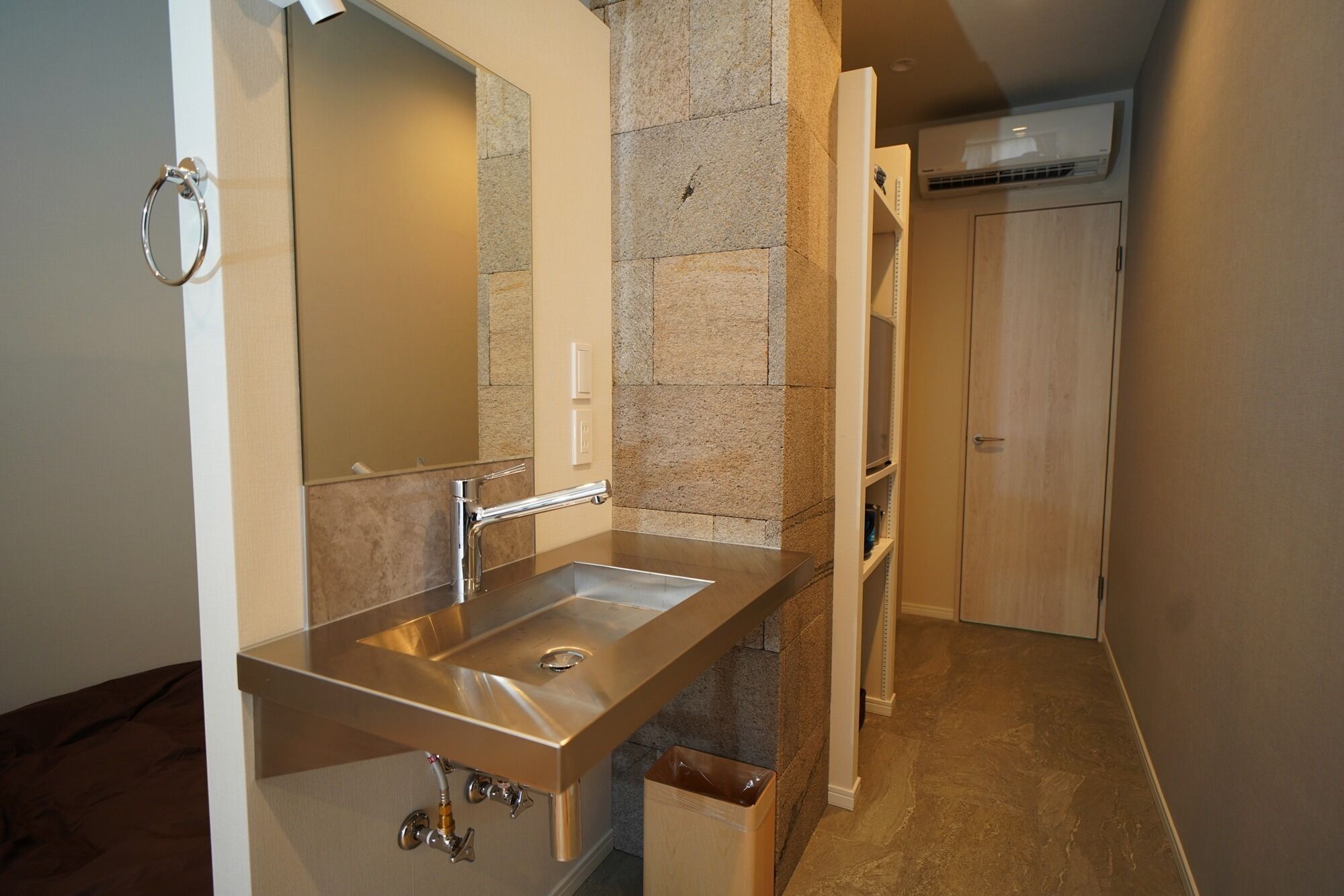 Een haardroger, handdoeken