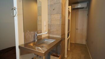 Een haardroger, handdoeken