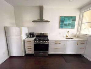 冷蔵庫、電子レンジ、オーブン、コンロ