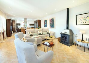 Smart-tv, dvd-spelare och ett bordtennisbord